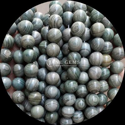 Des perles de pierre précieuse de forme ronde, des perles en bois, des brins de perles lâches pour des bracelets, des décorations faites à la main.