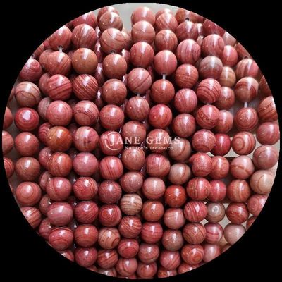 Des perles de pierre précieuse de forme ronde, des perles en bois, des brins de perles lâches pour des bracelets, des décorations faites à la main.