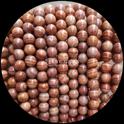Des perles de pierre précieuse de forme ronde, des perles en bois, des brins de perles lâches pour des bracelets, des décorations faites à la main.